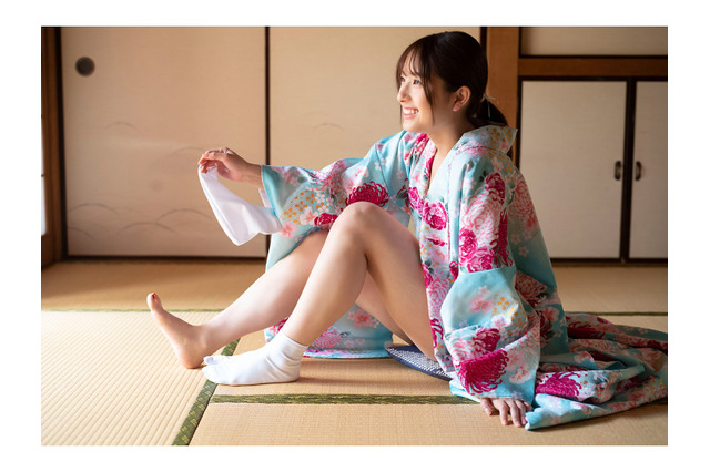 大和田南那演じる清楚な棋士 和服をおもむろに脱ぎだし... 画像