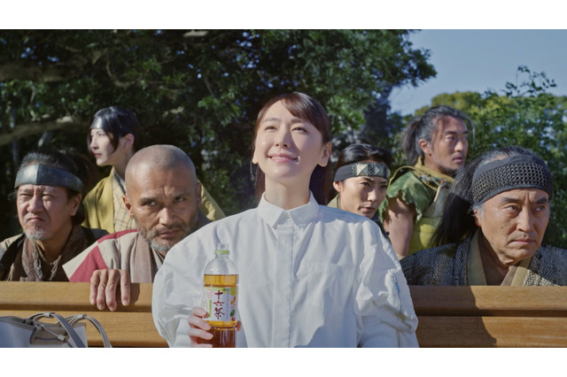 新垣結衣、「十六茶」CM16年目!新TVCMが16日からオンエア 画像