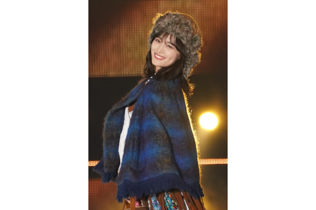 山下美月、チェック柄のピタピタワンピで美ボディ大胆見せ！2nd写真集の撮影ショット公開 画像
