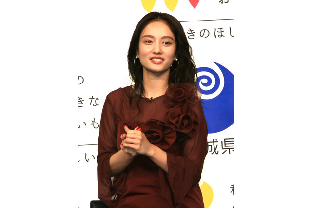 谷まりあの胸元セクシーな春服ショットにファン注目 「めっちゃかわいい」 画像