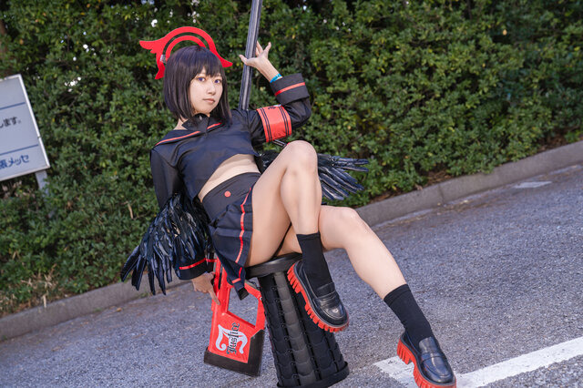 セクシーなミニ丈制服X巨大スナイパーライフルがど迫力! 画像