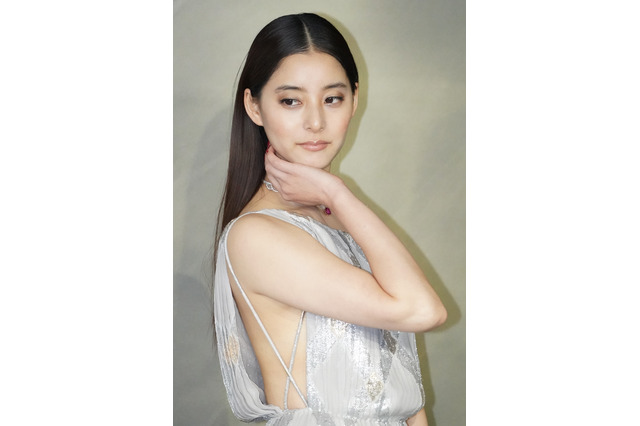 弾ける笑顔からチュー顔まで…新木優子のミニ丈ルームウェア姿に反響 画像