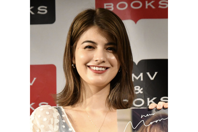 胸元も脇腹もざっくり!マギー、黒のスリットドレスで魅惑的な美しさ 画像