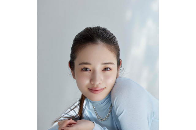 横田真悠、ノースリーブ・ショーパンで美肌公開 画像