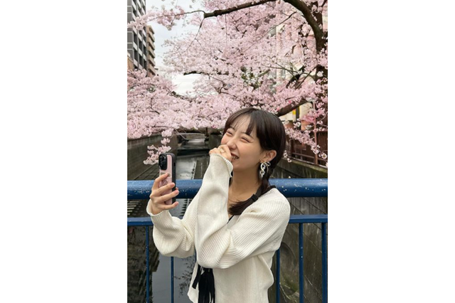 田中美久、三つ編み&美脚の花見オフショに「かわいい」の声 画像