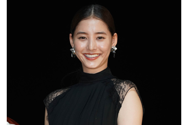 新木優子、メガネの街・福井県でメガネ女子に…!銀縁から色付きまで 画像