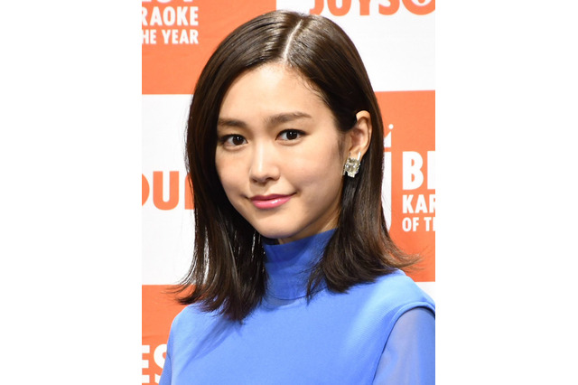 「見惚れる美しさ」キャスター就任の桐谷美玲、『news every.』出演以来初めてのスカート姿に! 画像