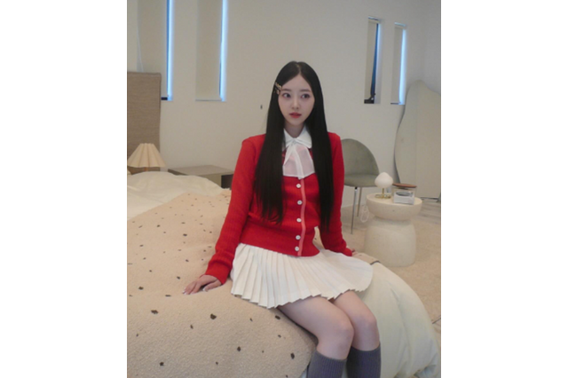 堀未央奈、ハイソックスに白のプリーツスカートが似合いすぎ！ 画像
