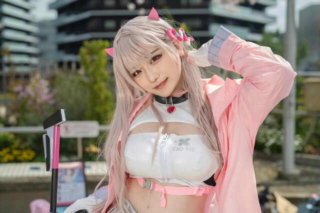 “ヘソ出しミニスカ”コーデが艶やか!魅惑的な表情のキャラ寄せ力がすごい『NIKKE』バイパー・美女レイヤー“橘あさひ” 画像