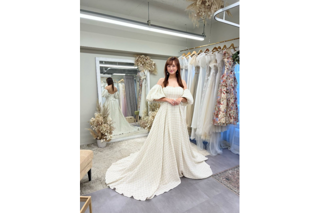 小松彩夏、ウエディングドレス姿に…!美デコルテ際立つショット公開 画像