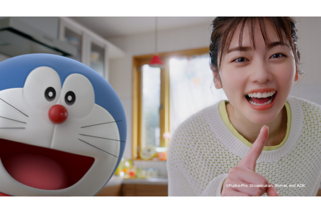 小芝風花、ドラえもんと共演のCMで豪快な食べっぷり! 画像