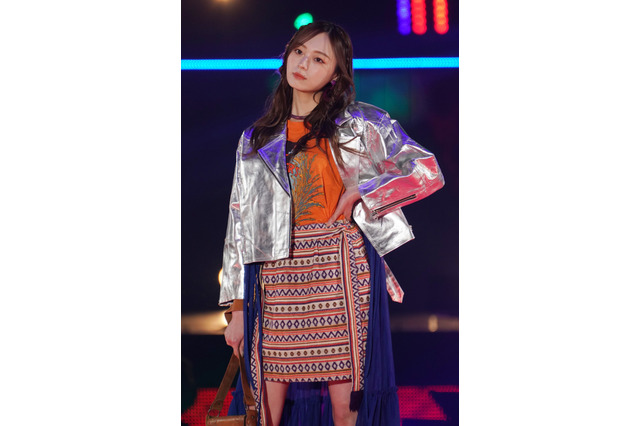 乃木坂46・梅澤美波、色白な美脚すらり!膝上ワンピ姿の『マガジン』オフショット公開 画像
