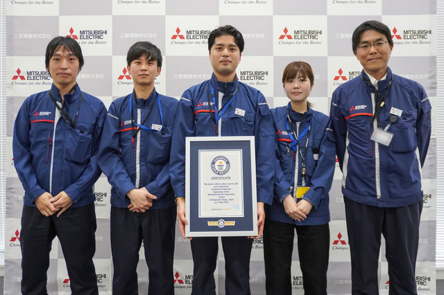 「ルービックキューブ」のギネス記録は0.305秒!三菱電機のロボットが達成 画像