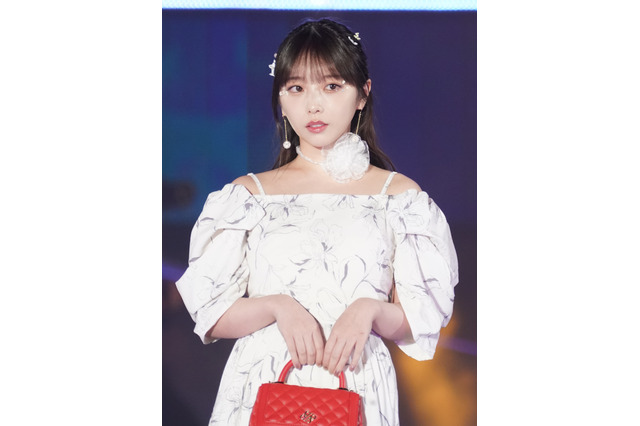 乃木坂46・与田祐希、ウォンバットの飼育体験で大喜び！ 画像