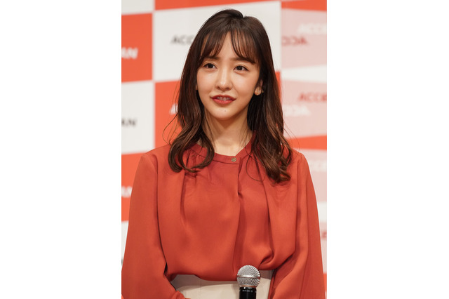 本当にママなの? 板野友美、膝上20センチの超ミニスカコーデに「スタイル異次元」の声 画像