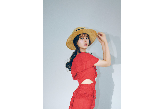 新木優子、オトナ可愛いサマーコーデで“夏”を先取り! 画像