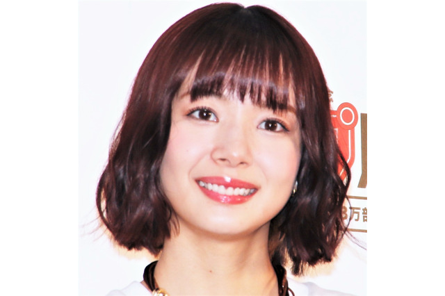 美脚美人にも程がある…! 岡田紗佳、膝上30センチの超ミニ丈ショットでおみ足あらわ 画像