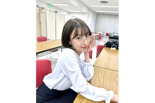 NMB48安部若菜、メガネ×スーツ姿で魅惑のOL上司に…！ ギャップあるハッシュタグにも注目 画像