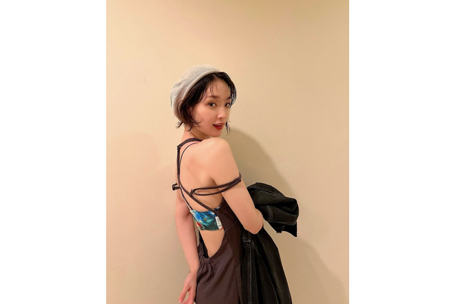 剛力彩芽、沖縄コーデで美背中露出!魅惑のワンピ姿に「後ろが大胆」「お洒落上級者」の声 画像