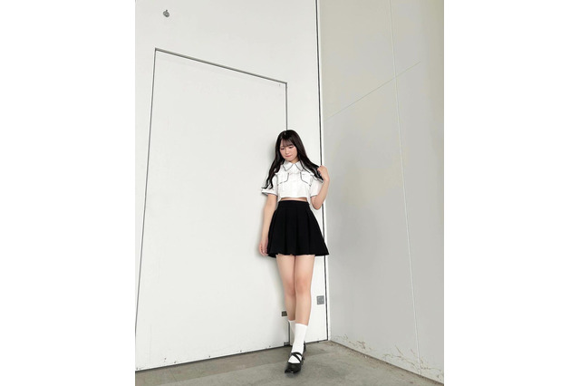 SKE48中野愛理、生脚全開のミニスカコーデ！ 短めトップスからはお腹ちらり 画像