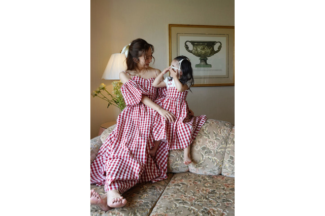 板野友美、「今、自身が1番着たいドレス」をデザイン！我が子とお揃いアイテムも 画像