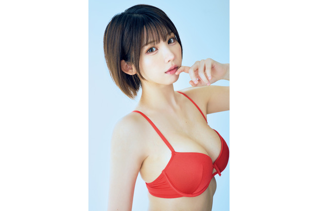 えなこ、夏の表紙ジャック!いつもと違うしっとり4種の水着&ランジェリー姿 画像