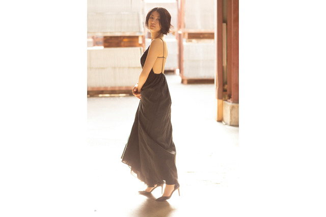 瀧内公美、最新デジタル写真集で大河ドラマとはひと味違う姿に 画像