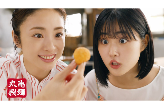 上戸彩と原菜乃華、丸亀製麺の「うどーなつ」に至福の表情 画像