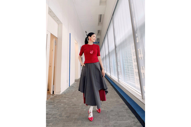 アンミカ、赤が映える初秋コーデ披露「すっかり秋物のカラーリング」 画像