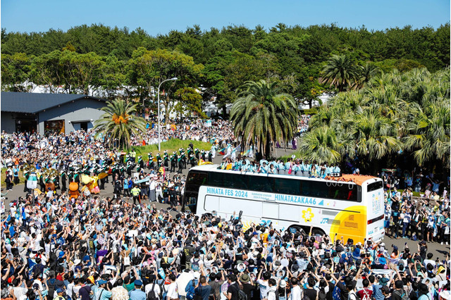 日向坂46、「ひなたフェス」パレードはバスの上から挨拶！ 画像