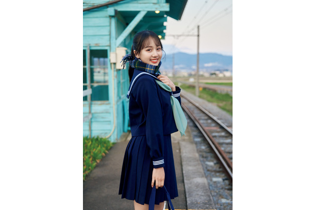1st写真集10月発売! 麻丘真央、セーラー服&ふわふわ水着姿の先行カット第3弾 画像