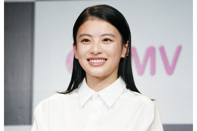 女優・出口夏希、渋谷駅に降臨！ 自身の特大広告前でポージング 画像