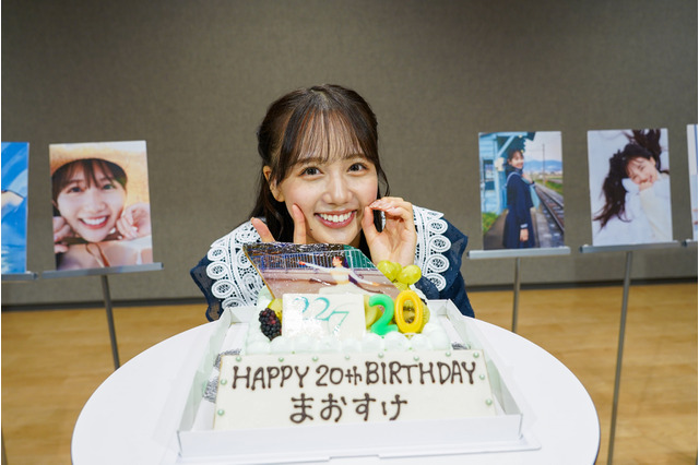 麻丘真央、二十歳の誕生日に1st写真集発売！得意のフェンシングカットがプリントされたケーキににっこり 画像