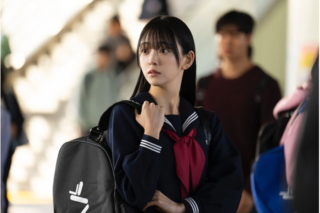 まさに奇跡の一枚! 28歳・堀未央奈のセーラー服姿に衝撃 画像