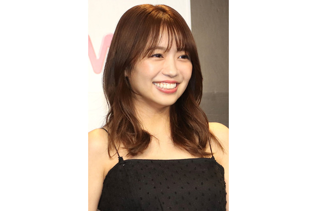 大原優乃、25歳になってより大人っぽく! 美背中&デコルテ大胆露出の白ドレスショット 画像