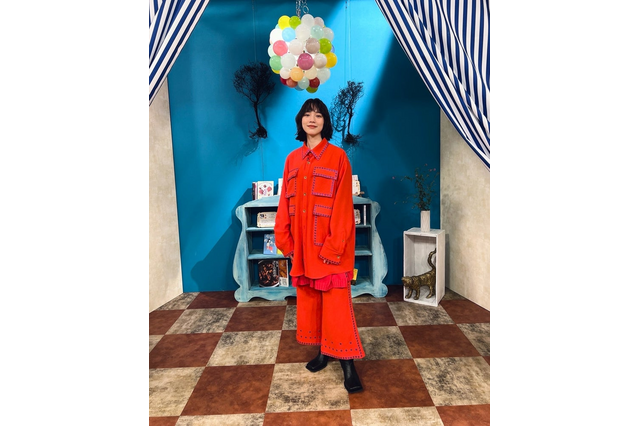 のん、真っ赤なジャケットとパンツを着こなし! ファンからは「お美しゅうございます」 画像