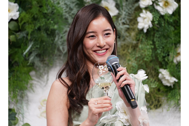 新木優子、雑誌のオフショが「反則級の可愛さ」!素肌大胆見せのミニ丈姿も 画像