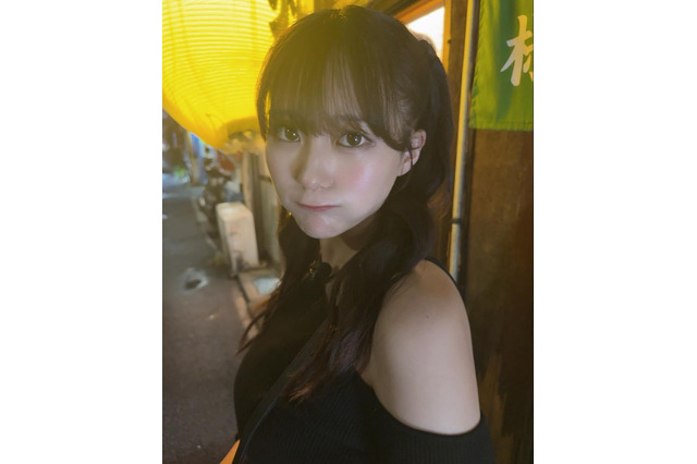 田中美久、あざカワ衣装で深夜ロケ！ 魅惑の肩出しオフショット 画像