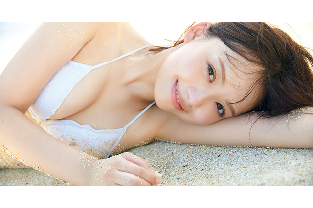 日向坂46・濱岸ひより、ビキニ姿で砂浜に横たわるセクシーショット！ 1st写真集『もしも』先行カット 画像