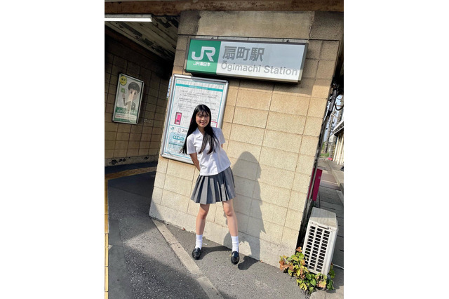 フレッシュな制服と素の笑顔がイイ…! NMB48・板垣心和、19歳の“制服こよたん”にキュン 画像
