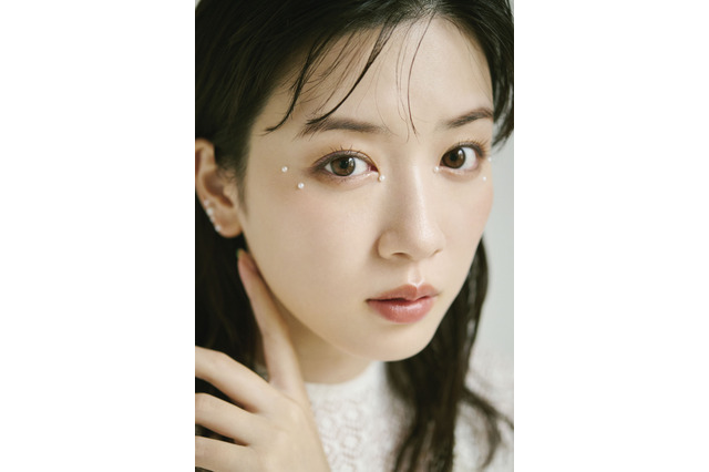 永野芽郁、大人びた表情から溢れ出す透明感！ 2025カレンダーが発売決定 画像