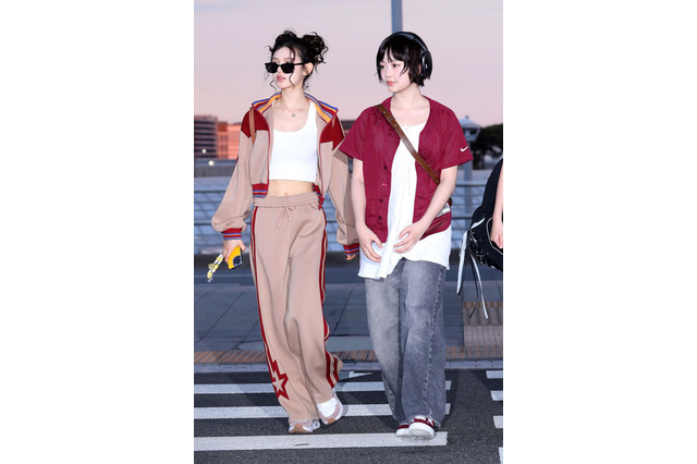 【コラム】大胆美脚から三つ編みガールまで!“可愛すぎる”NewJeansの空港ファッションをプレイバック 画像