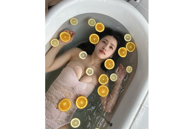 令和最強ボディの澄田綾乃、魅惑の浴槽グラビアオフショット公開 画像