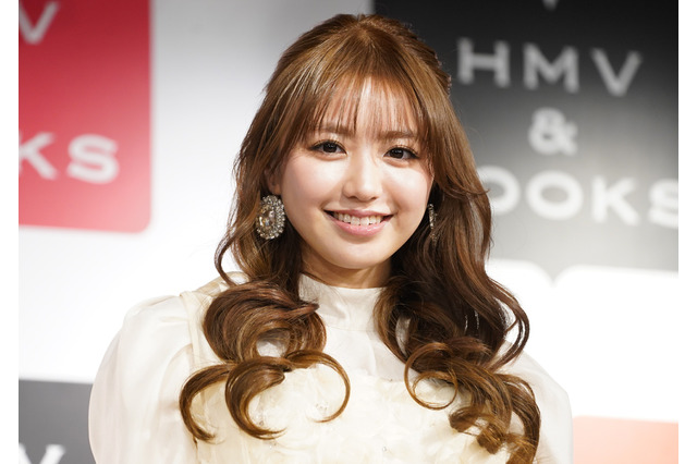 香音、ミニスカドレスでカレンダーイベント登場!両親からは「いつもと違ったカレンダーだね」 画像