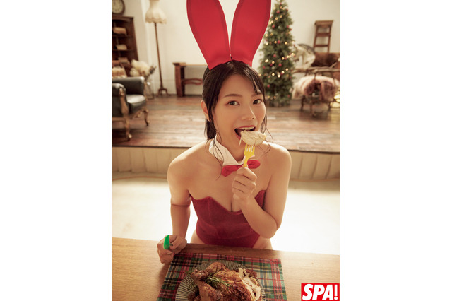 ときちゃん、クリスマスバニー姿でチキンをがぶり！ ド迫力ヒップの1枚も…『週刊SPA！』 画像