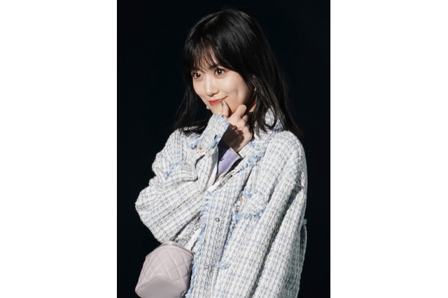 ドレスやパジャマ姿も! 山下美月、2025年カレンダーのオフショちょい見せ 画像