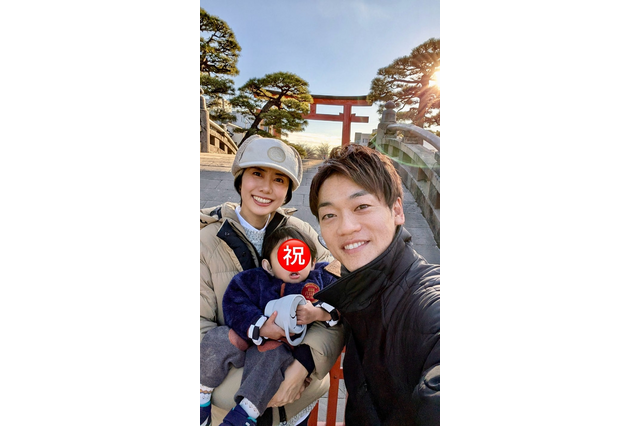 おばたのお兄さん、初詣で鳥居をバックに家族3ショット! 「最高の時間でした」 画像