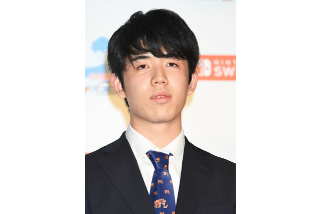 藤井聡太王将、スポニチ恒例「勝者の記念撮影」で蛇使いに！ 画像