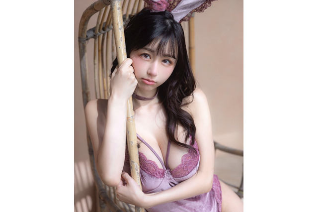 「写真集のアザーカット」くりえみ、豊満バストあらわなバニー姿でファン悩殺! 画像
