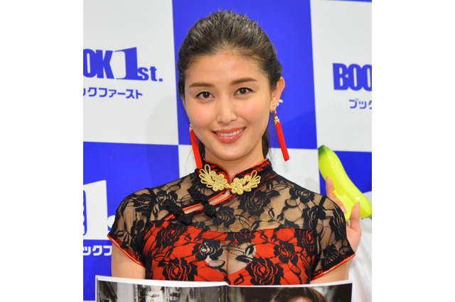 橋本マナミ、“美背中”あらわな大胆カット！「ものすごく綺麗」「旦那さんが羨ましい」 画像